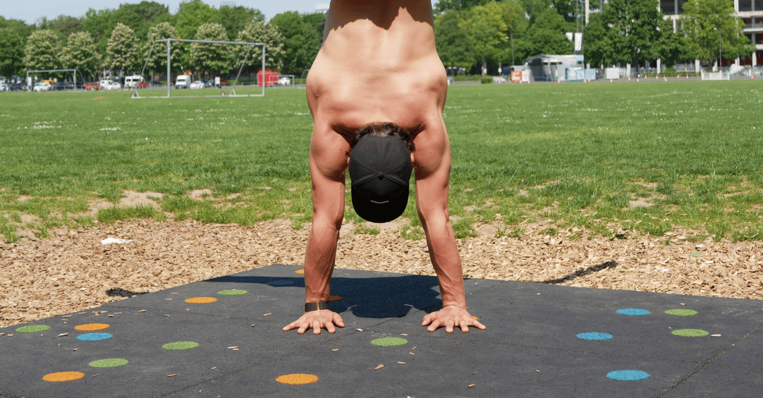 Handstand im Park