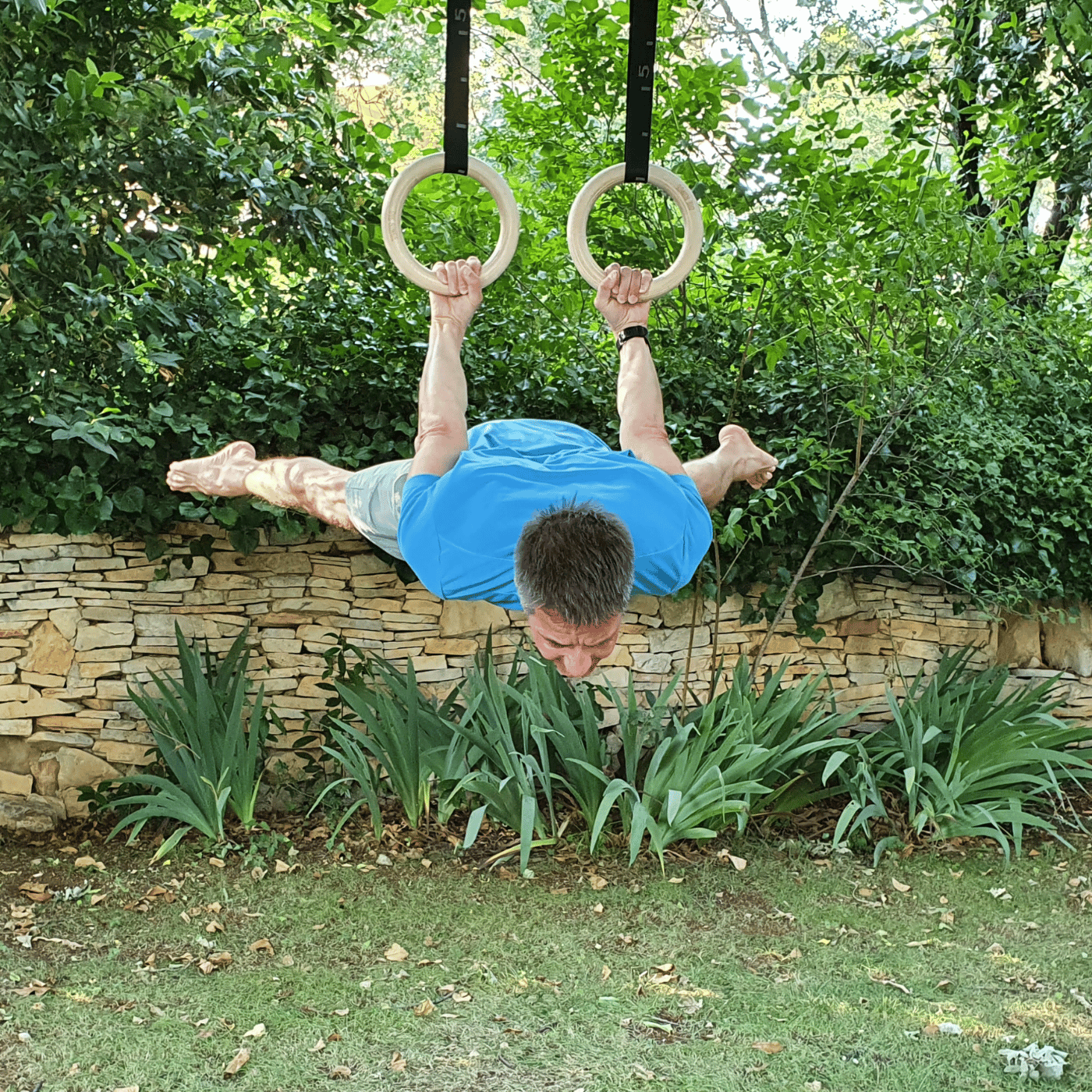 Urs K. beim Back Lever an Turnringen
