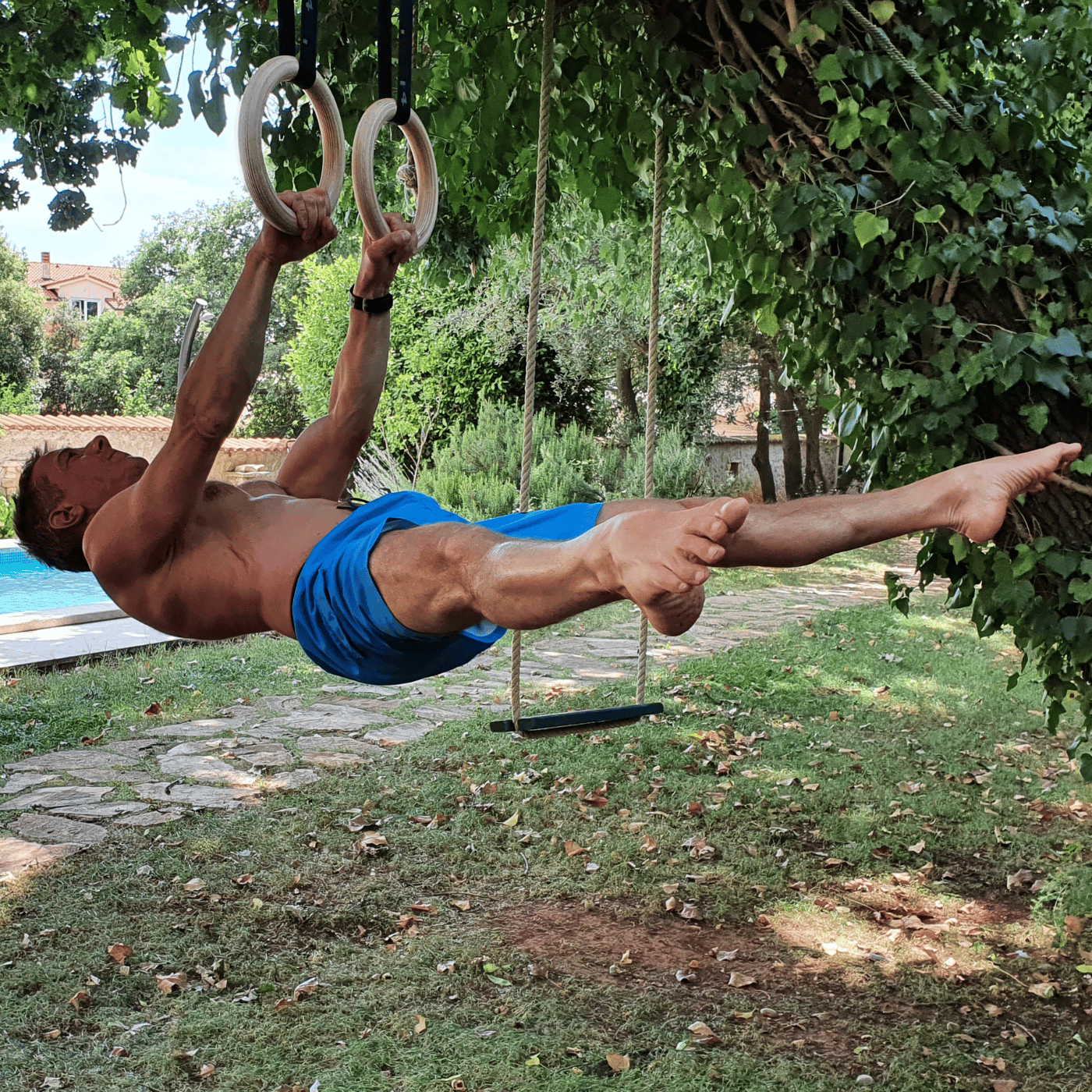 Urs K. beim Front Lever an Turnringen
